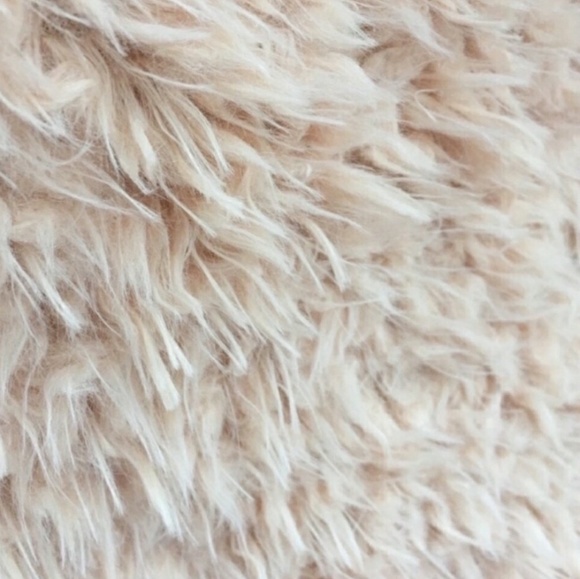 SOLD ‼️LARGE Blush Faux Fur Coat - Picture 2 of 2
